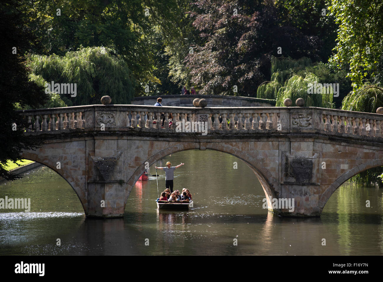 Cambridge, Cambridgeshire, Inghilterra, Regno Unito. Punting sul fiume Cam. 28 agosto 2015 Punting verso Clare Bridge, Clare College Foto Stock