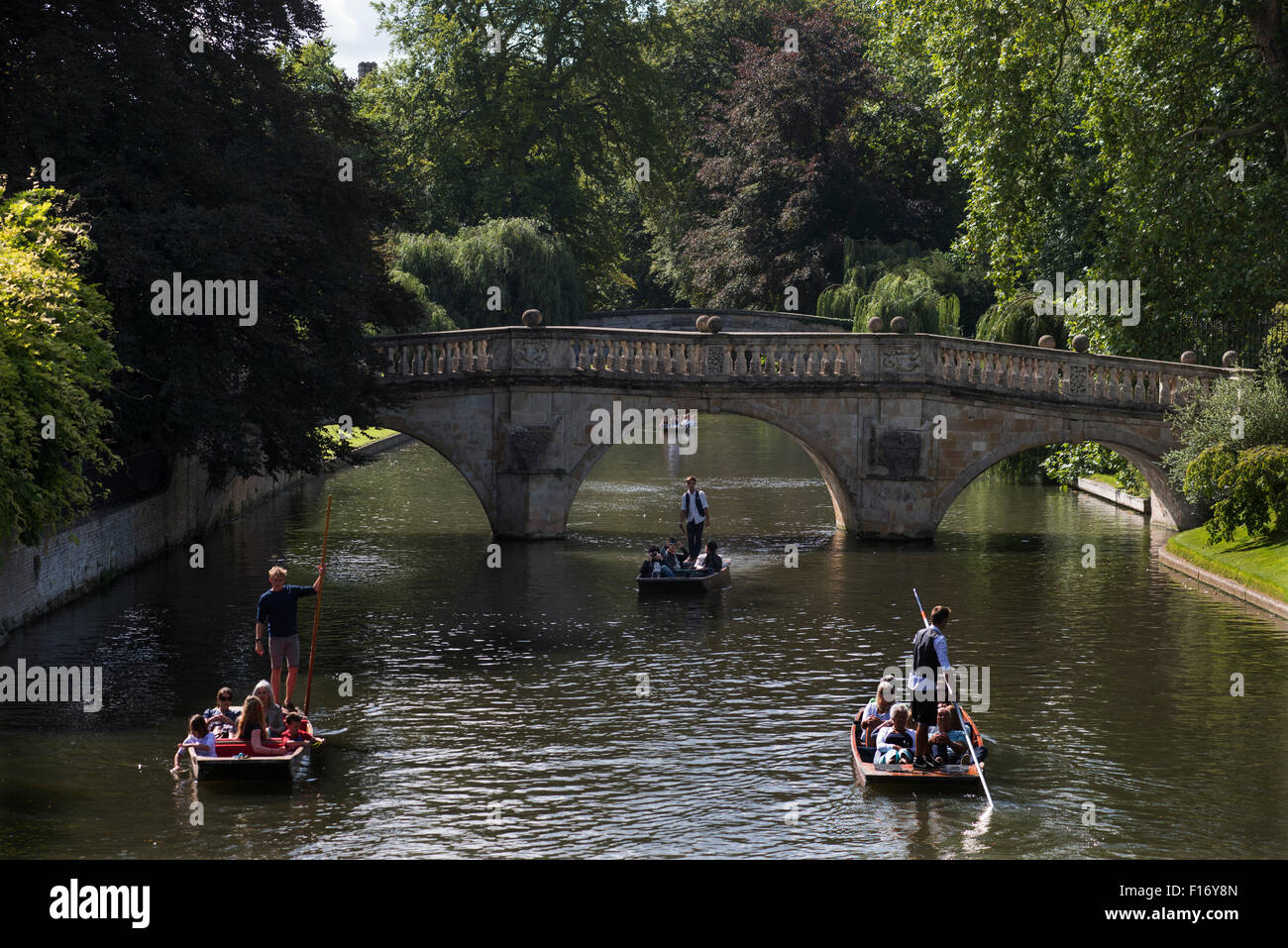 Cambridge, Cambridgeshire, Inghilterra, Regno Unito. Punting sul fiume Cam. 28 agosto 2015 Punting verso Clare Bridge, Clare College Foto Stock