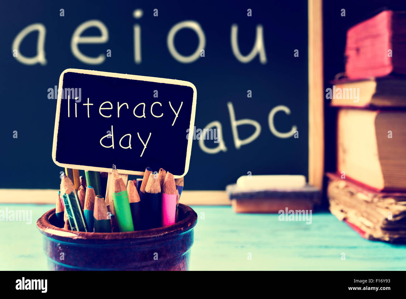 Il testo giorno di alfabetizzazione scritto in una lavagna in un retrò e rustico aula con un effetto filtro Foto Stock