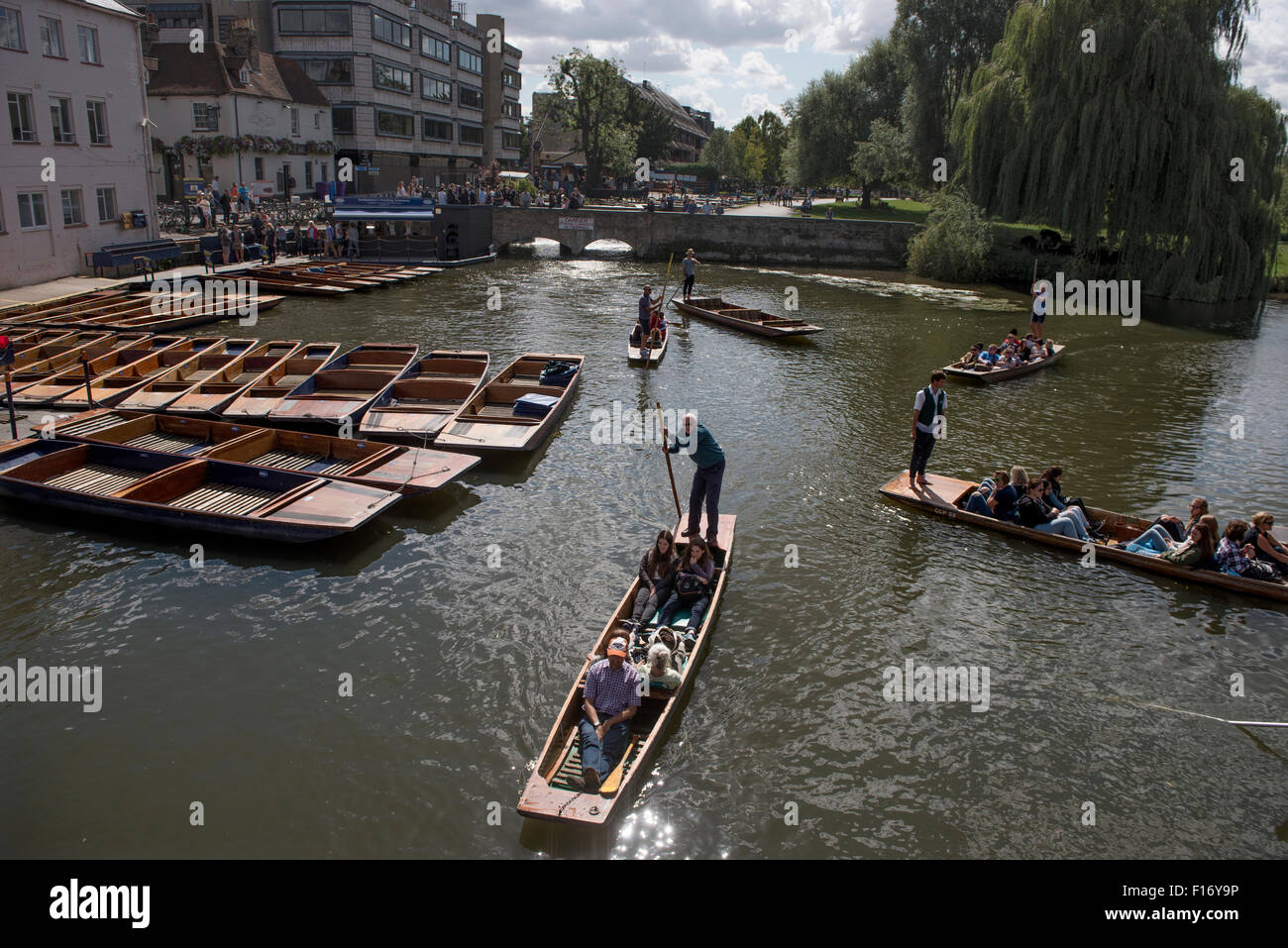 Cambridge, Cambridgeshire, Inghilterra, Regno Unito. Punting sul fiume Cam. 28 agosto 2015 Punting a Silver Street sulla camma Foto Stock