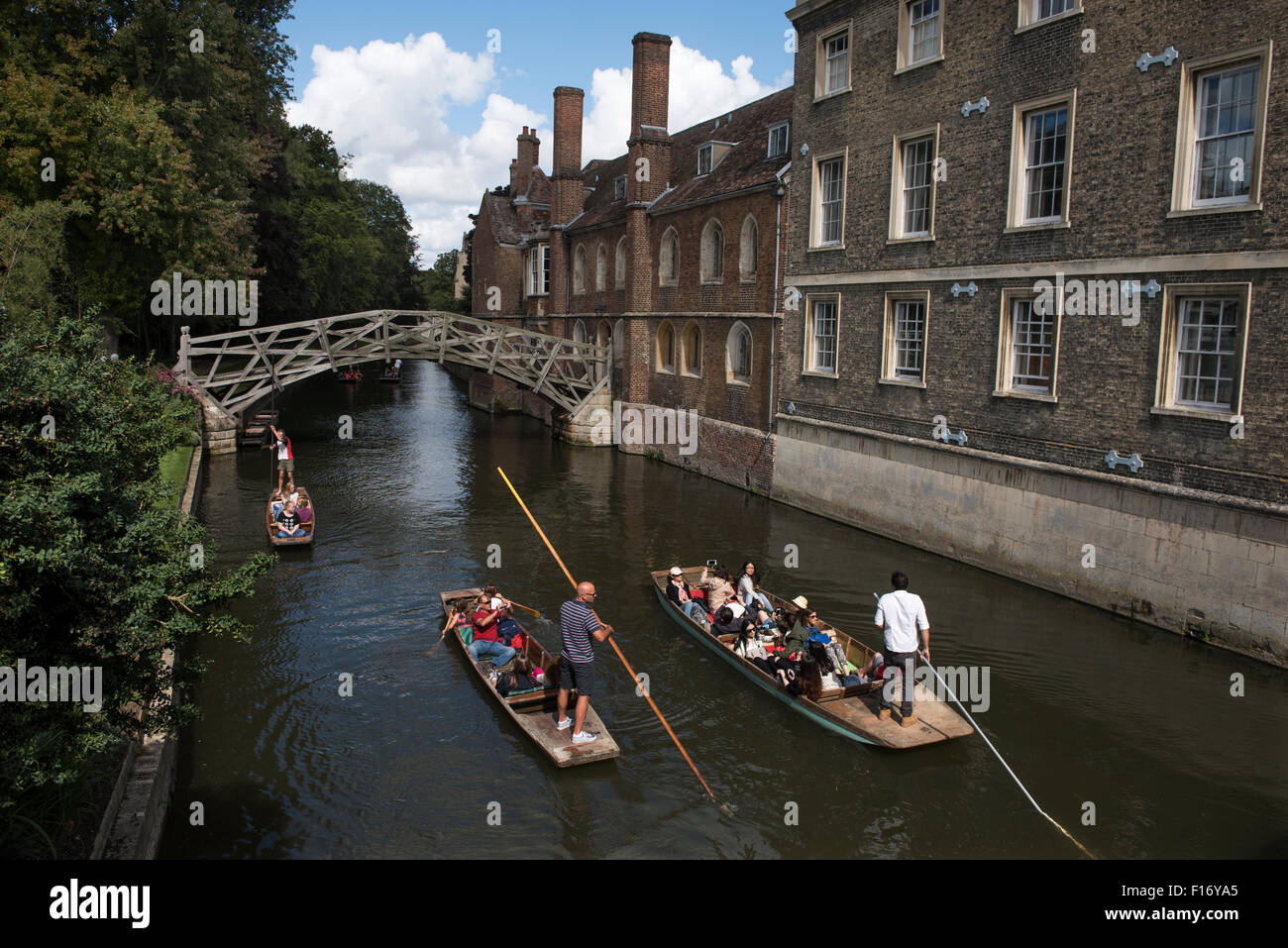 Cambridge, Cambridgeshire, Inghilterra, Regno Unito. Punting sul fiume Cam. 28 agosto 2015 passato Punting Queens College sotto il calcolo matematico Foto Stock
