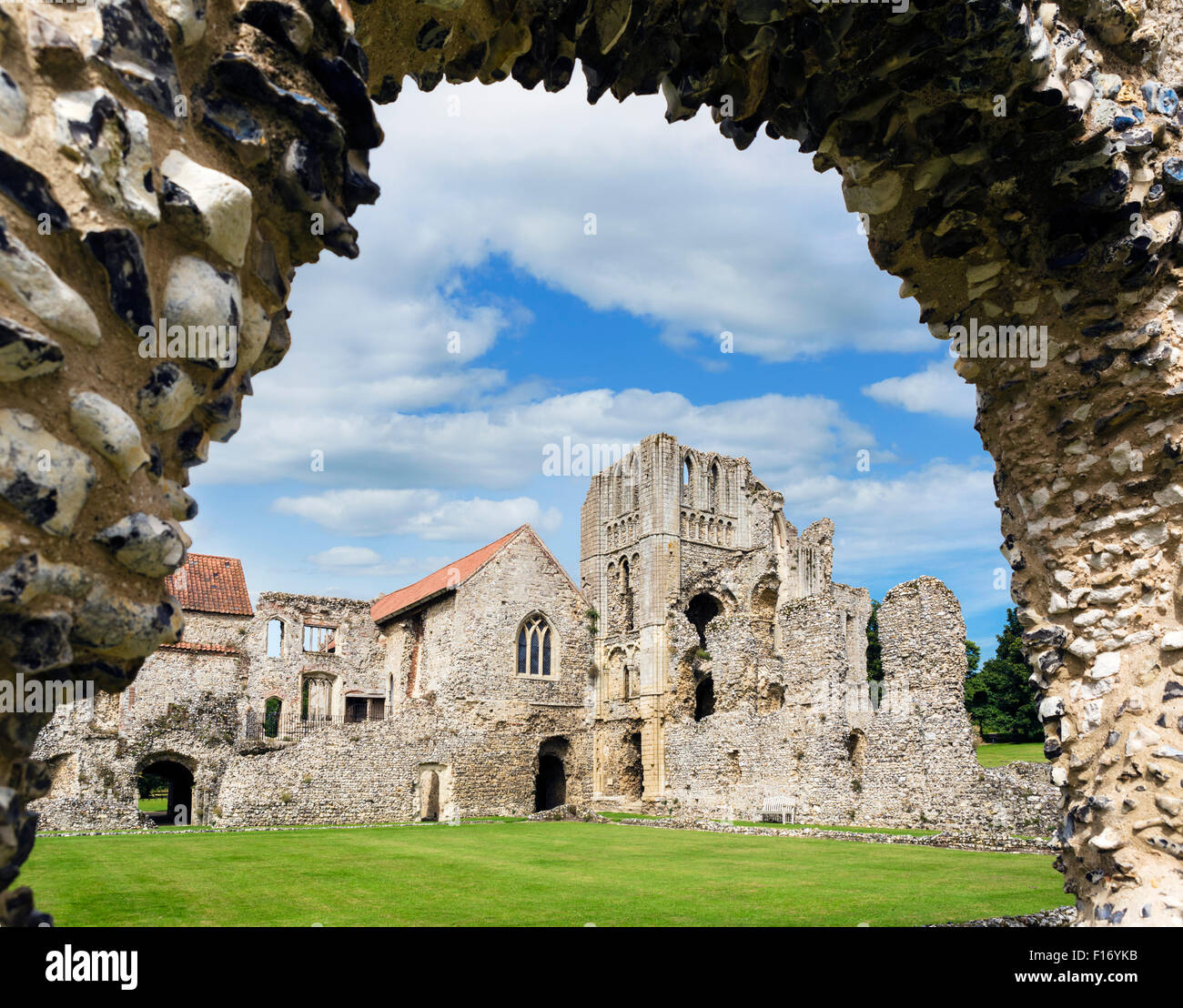 Le rovine di Castle Acre Priory guardando verso la prima's lodging, Castle Acre, Norfolk, Inghilterra, Regno Unito Foto Stock