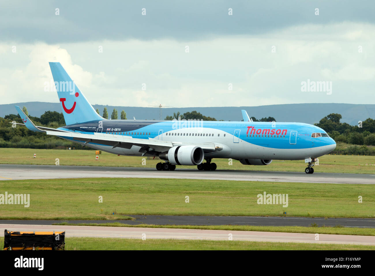 Thomson Airways Boeing 767-304 sta per prendere il via a Manchester Airport (UK) Foto Stock
