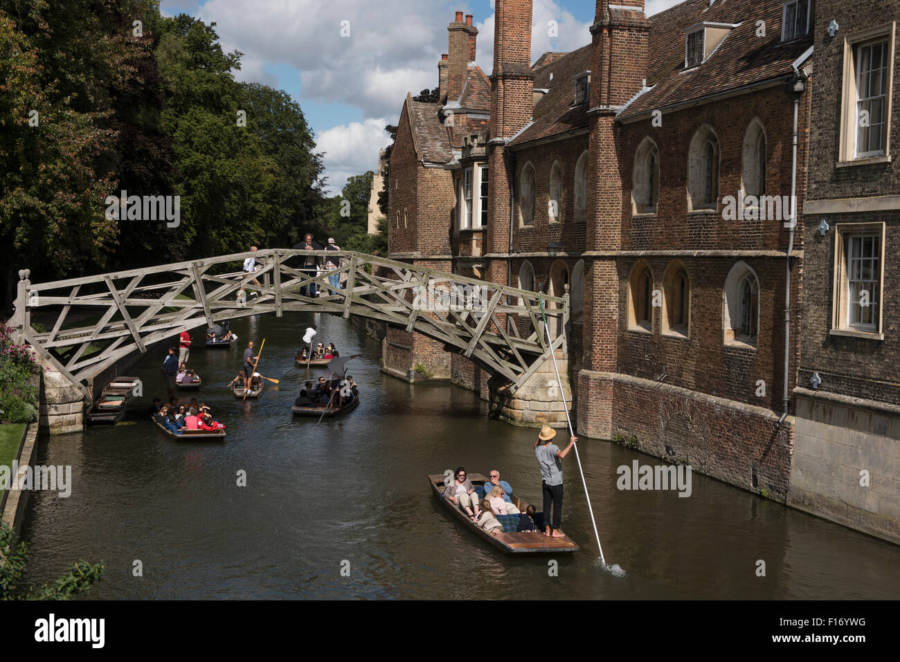 Cambridge, Cambridgeshire, Inghilterra, Regno Unito. Punting sul fiume Cam. 28 agosto 2015 passato Punting Queens College sotto il calcolo matematico Foto Stock
