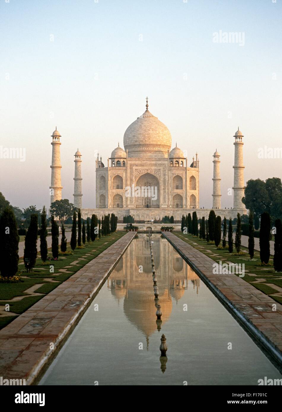Vista del Taj Mahal nella luce del mattino (costruito dall imperatore Mughal Shah Jahan in memoria della moglie Mumtaz Mahal), Agra, Foto Stock