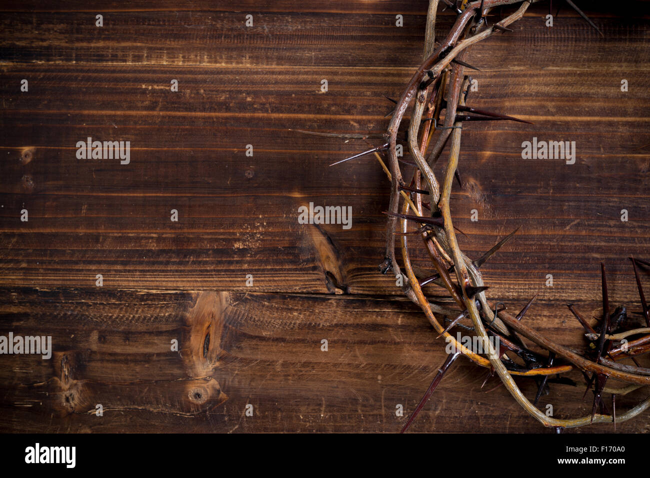 Una corona sulle spine, un simbolo religioso su un sfondo di legno - Pasqua sfondo Foto Stock