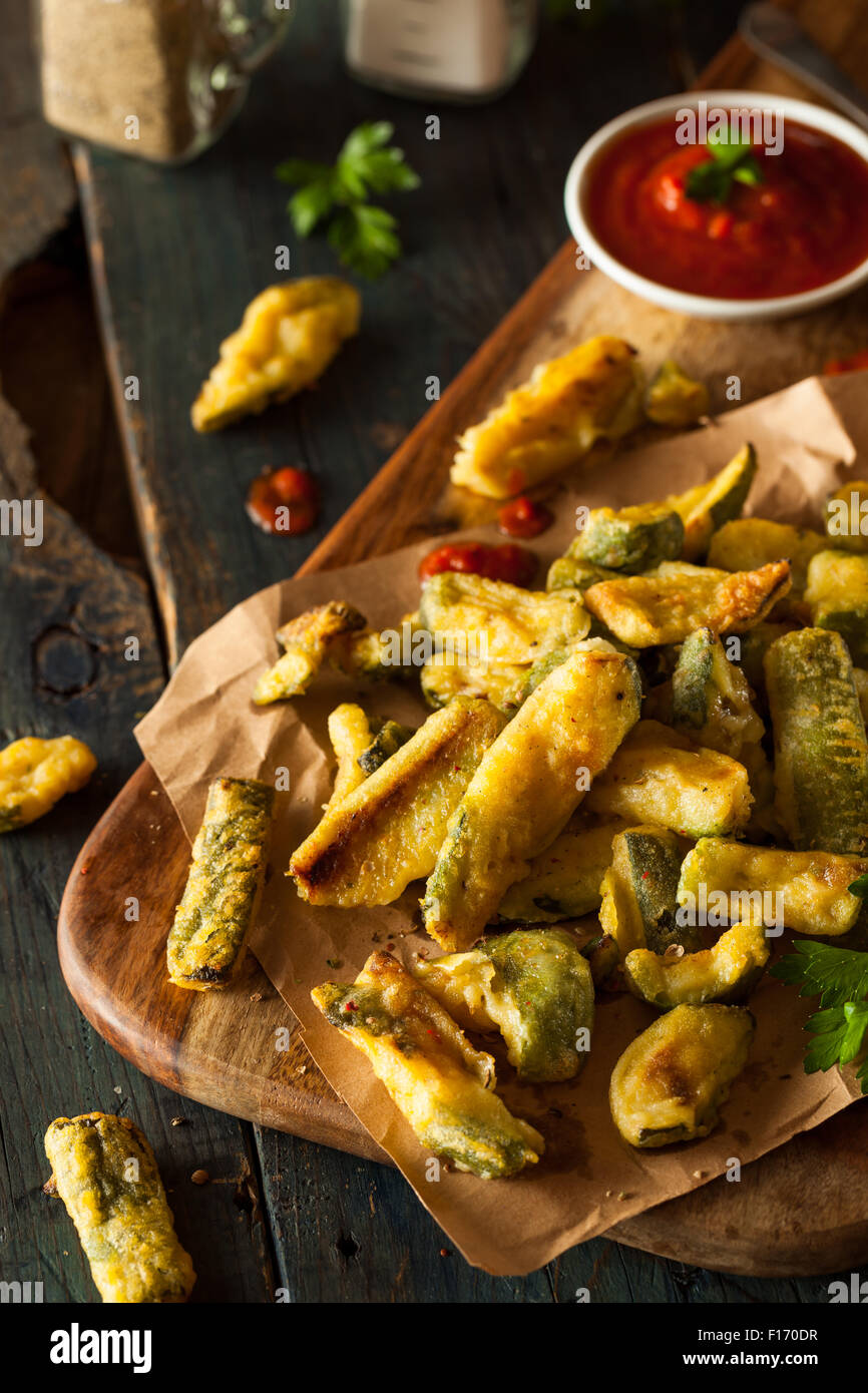 In casa le zucchine fritte le patatine fritte con salsa marinara Foto Stock