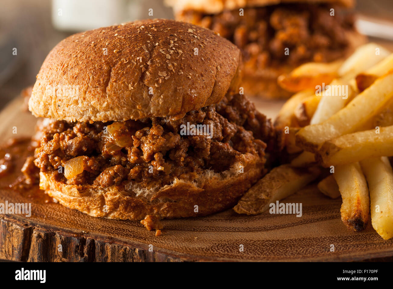 In casa Barbecue Joe Sloppy panini con patate fritte Foto Stock