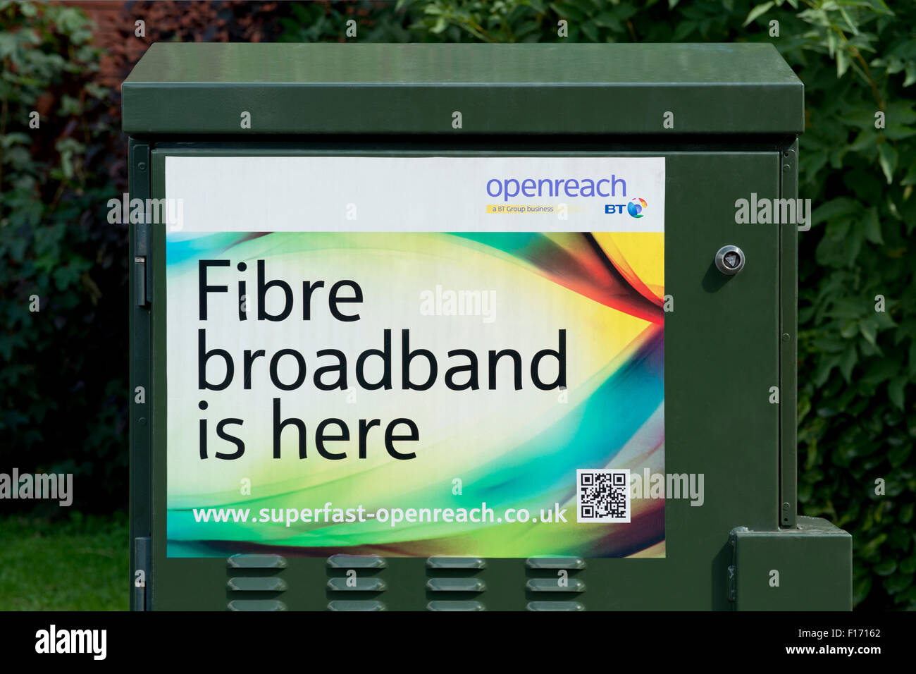 Un BT Openreach a banda larga in fibra è qui adesivo presente sul lato di un ingegnere verde della scatola Foto Stock