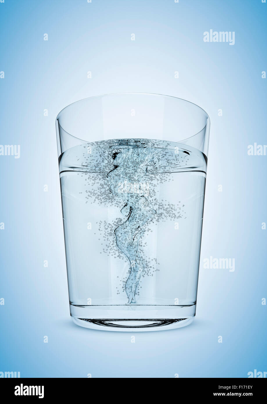 Tempesta in un bicchiere / 3D render di rotearlo tempesta nel bicchiere di  acqua Foto stock - Alamy