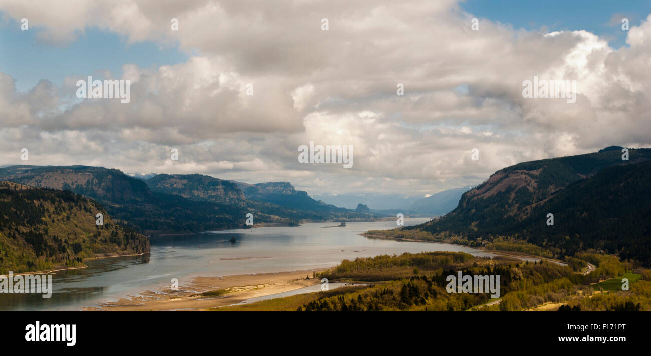 Il Columbia River, Oregon sulla destra, Washington sulla sinistra, STATI UNITI D'AMERICA Foto Stock