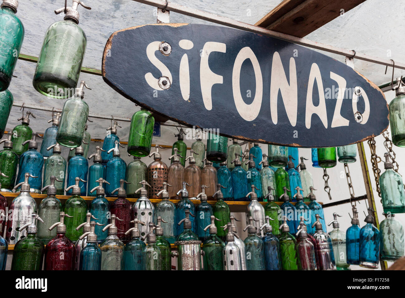 Antiche bottiglie di soda (sifoni, sifonazo) per la vendita al mercato delle pulci di Plaza Dorrego, San Telmo district, Buenos Aires, Argentina Foto Stock