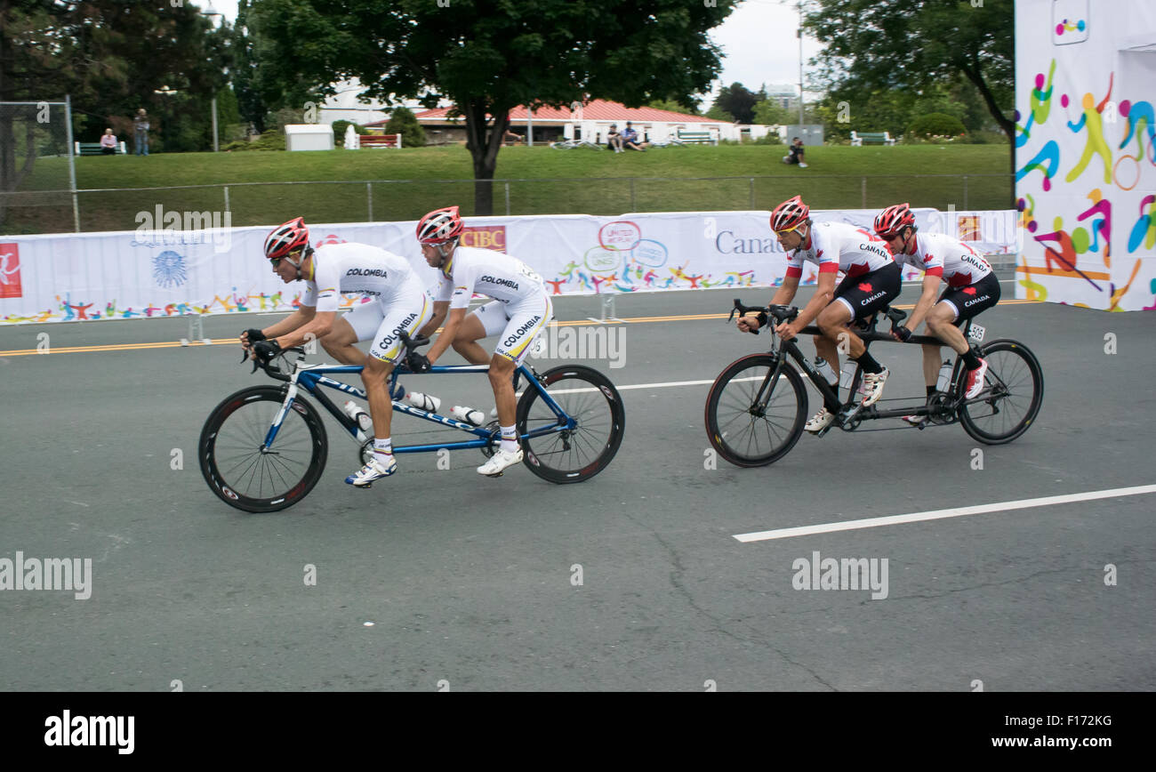 8 agosto 2015: A2015 Panam Giochi, ciclo di corsa su strada, Sebastian Durango e Nelso Serna (COL) piombo Daniel Chalifour e Alexandre Foto Stock