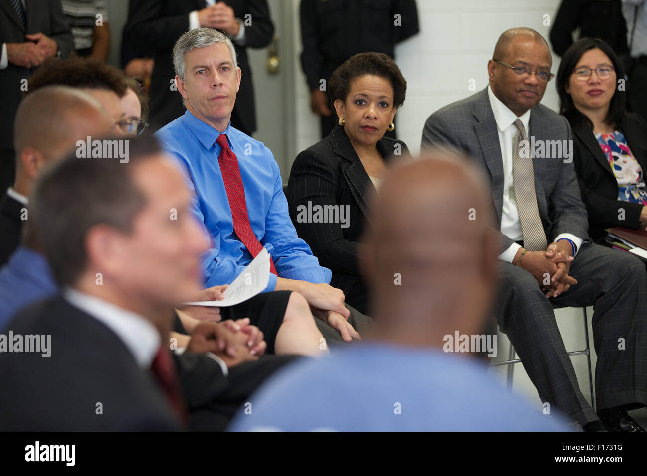 Noi Segretario Educazione Arne Duncan e Procuratore generale Loretta Lynch durante una visita a Jessup Prigione Luglio 31, 2015 in Jessup, Maryland. Foto Stock