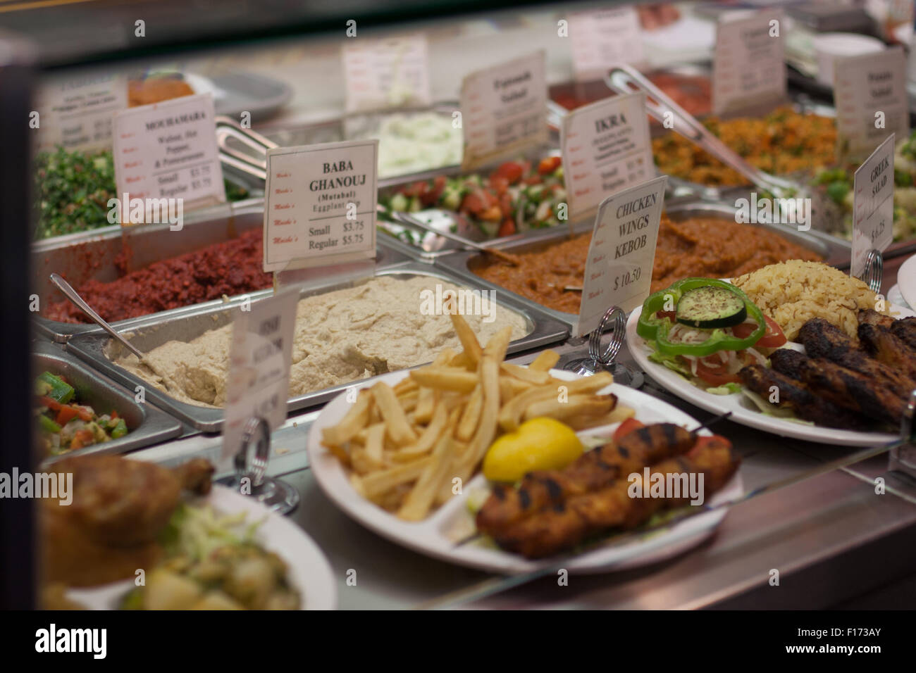 Baba ghanouj cibo greco ristoranti mediorientali nel display in vetro Foto Stock