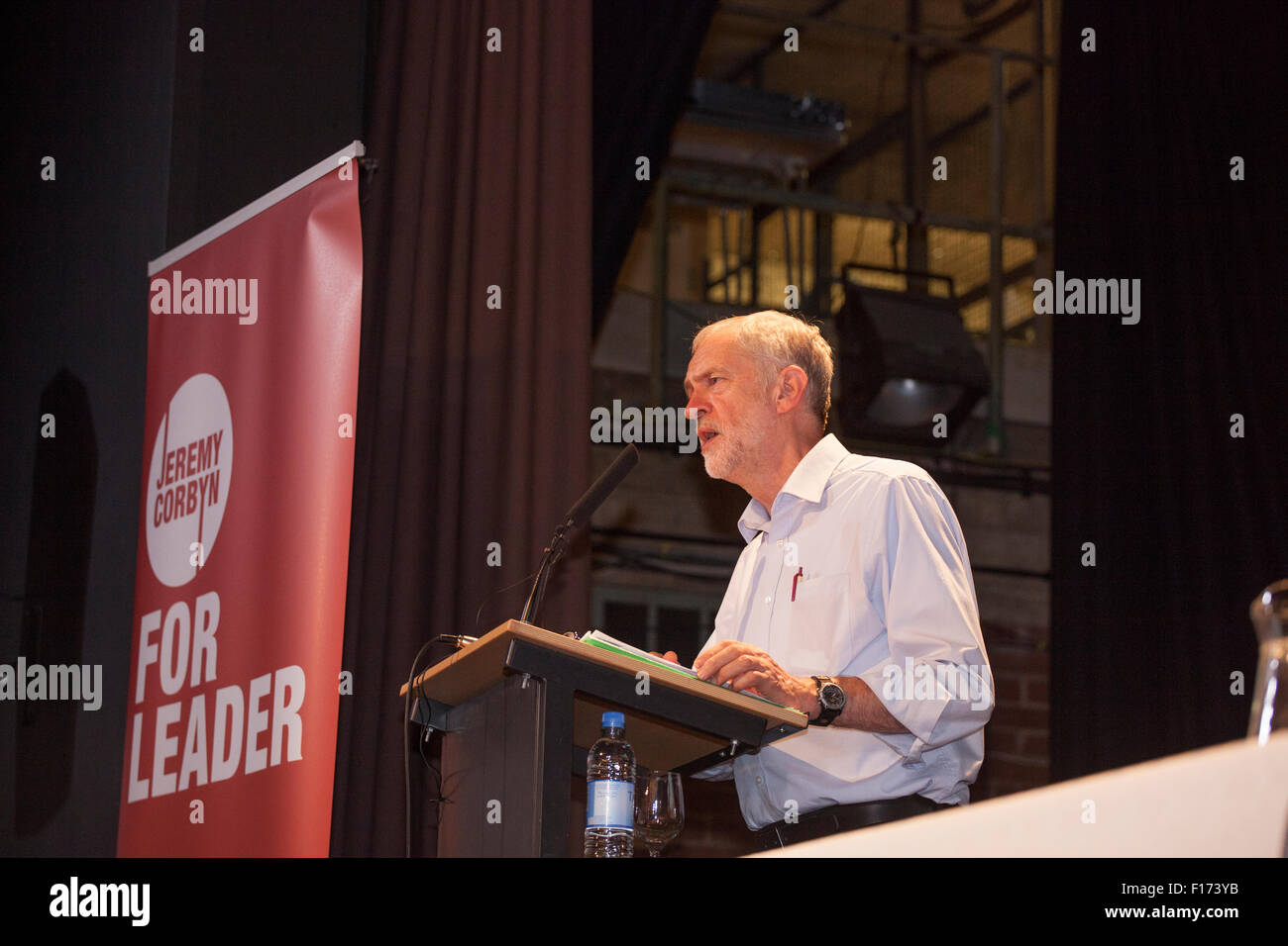 Exeter Devon Regno Unito 28 agosto 2015 Jeremy Corbyn indirizzi del partito laburista Rally di Leadership Foto Stock