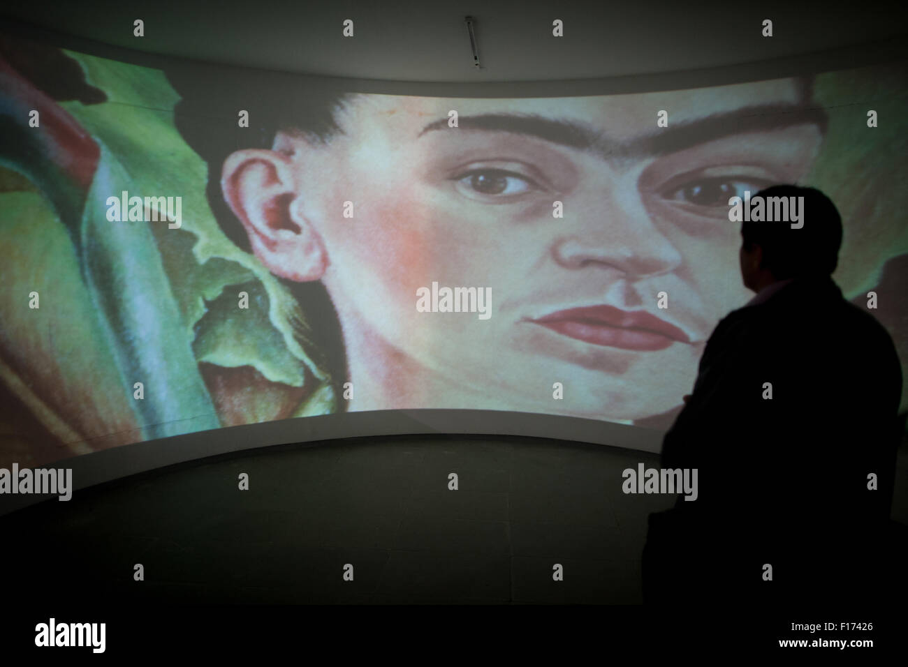 Città del Messico. 28 Agosto, 2015. Un uomo opinioni un immagine del pittore messicana Frida Kahlo durante la mostra 'Diego Pop, Frida Pop' in Città del Messico, capitale del Messico, che il 28 agosto, 2015. La mostra, su artisti messicano Diego Rivera e Frida Kahlo sulla loro influenza nella cultura americana, durerà a settembre 7. © Pedro Mera/Xinhua/Alamy Live News Foto Stock
