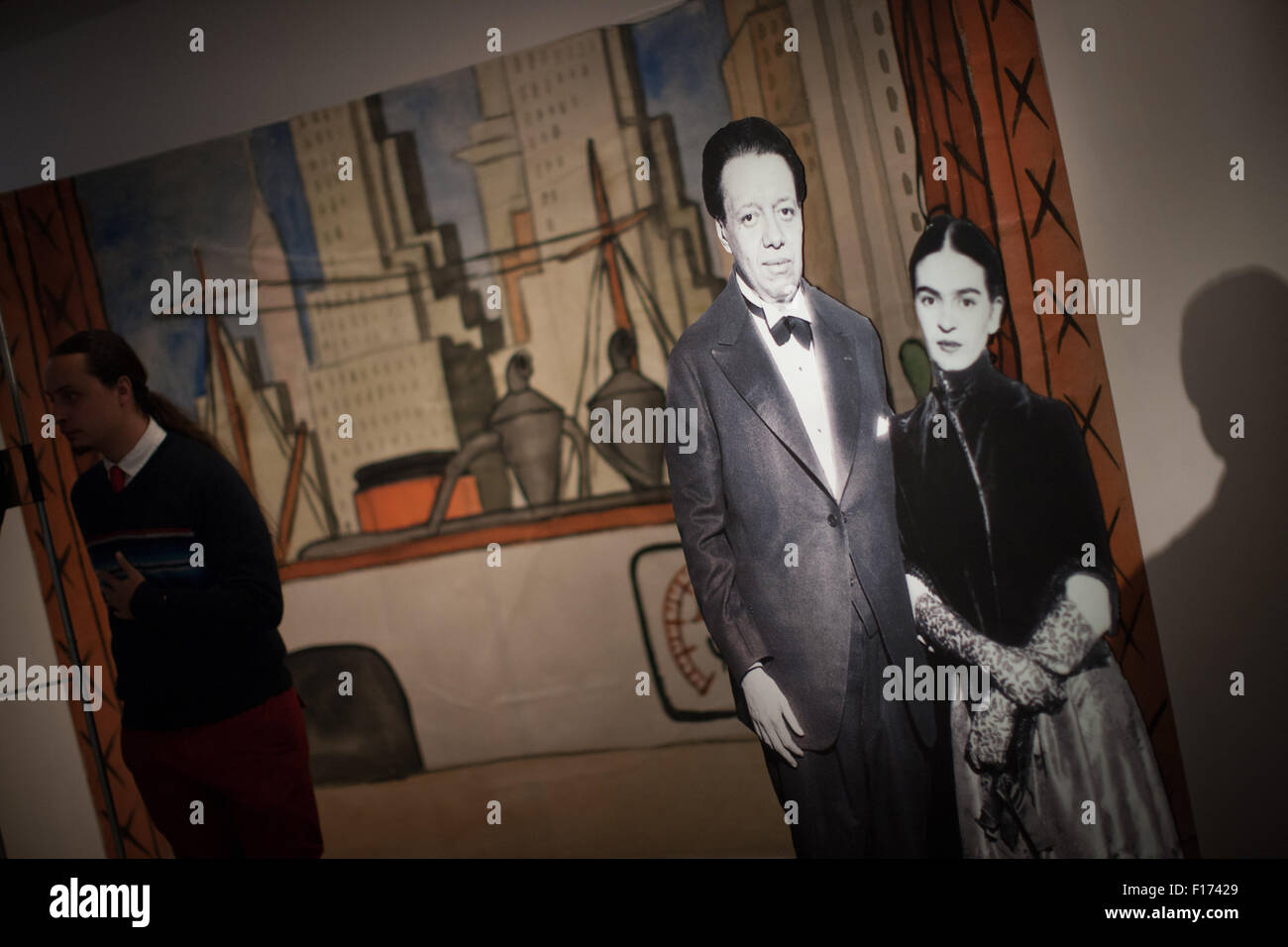 Città del Messico. 28 Agosto, 2015. Un uomo in visita alla mostra 'Diego Pop, Frida Pop' in Città del Messico, capitale del Messico, che il 28 agosto, 2015. La mostra, su artisti messicano Diego Rivera e Frida Kahlo sulla loro influenza nella cultura americana, durerà a settembre 7. © Pedro Mera/Xinhua/Alamy Live News Foto Stock