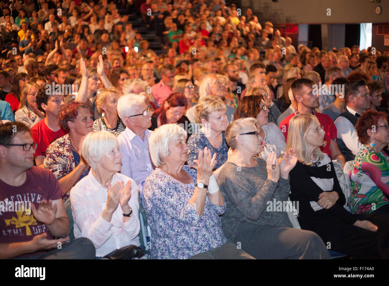 Full house Exeter Devon Regno Unito 28 agosto 2015 l'ascolto di Jeremy Corbyn Partito Laburista Rally di Leadership Foto Stock