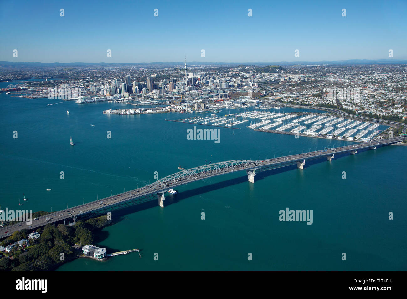 Auckland Harbour Bridge, Waitemata Harbour, e il CBD di Auckland, Isola del nord, Nuova Zelanda - aerial Foto Stock