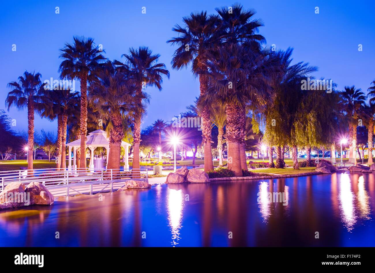 La Quinta città parco di notte. Calma calda notte invernale in il La Quinta, California, Stati Uniti. Foto Stock