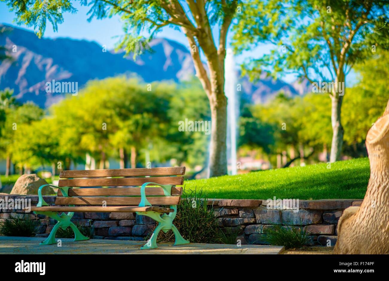 La Quinta California City una panchina nel parco. Coachella Valley, California, Stati Uniti. Foto Stock
