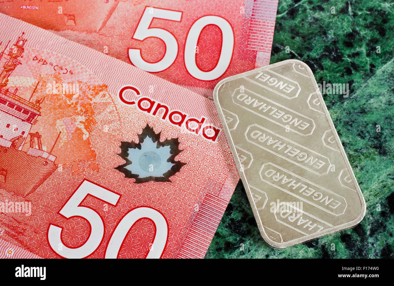 PLEASANT VALLEY, Canada - 27 agosto 2015: dall'alto verso il basso della vista di dettaglio della valuta canadese e la Engelhard silver bar. Foto Stock
