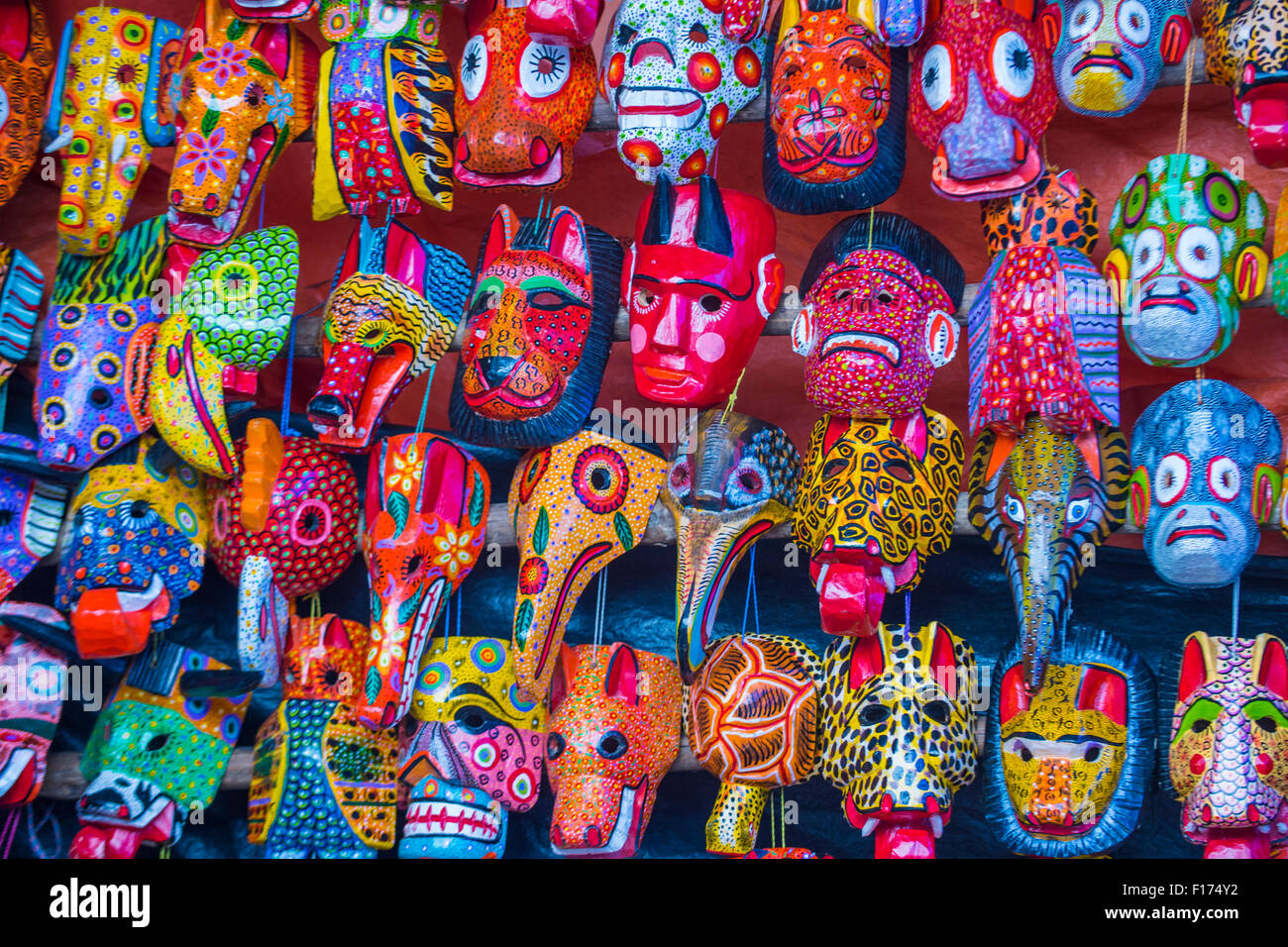 Maya maschere in legno per la vendita a Chichicastenango mercato in Guatemala. Foto Stock