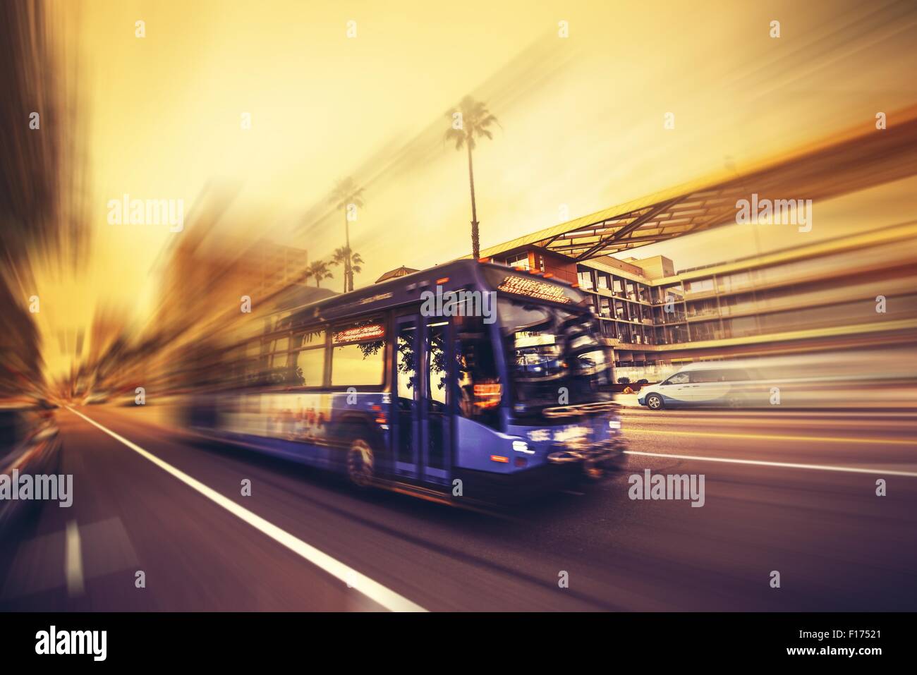 I mezzi di trasporto pubblici. Velocizzando il Bus in Santa Monica, California, Stati Uniti. Fotografia concettuale. Foto Stock