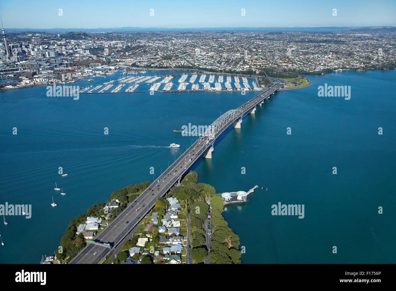 Auckland Harbour Bridge e dal porto di Waitemata di Auckland, Isola del nord, Nuova Zelanda - aerial Foto Stock