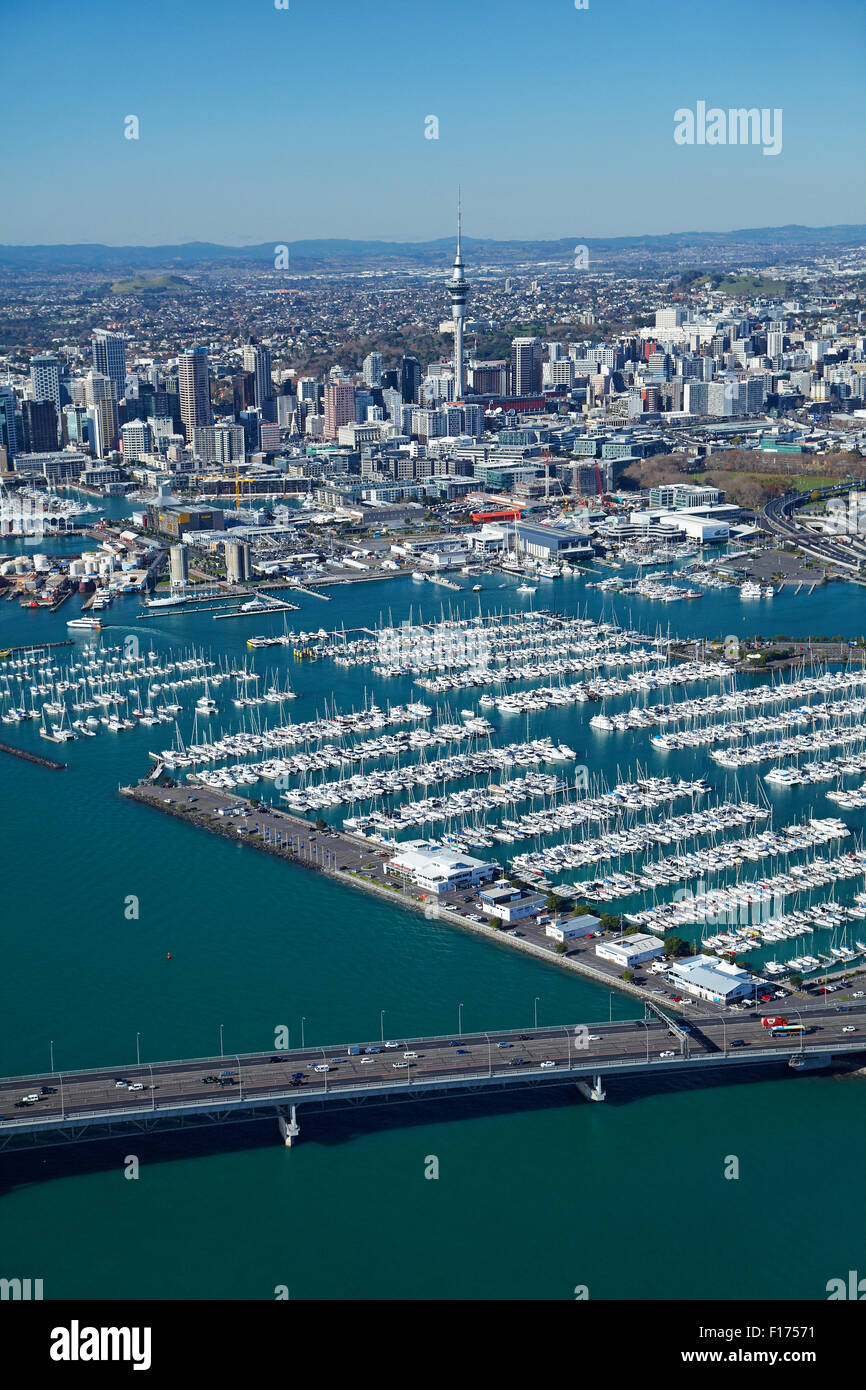 Auckland Harbour Bridge, Westhaven Marina, Porto di Waitemata e il CBD di Auckland, Isola del nord, Nuova Zelanda - aerial Foto Stock