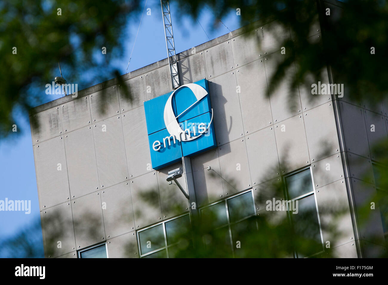 Un logo segno al di fuori della sede di Emmis Communications a Indianapolis, Indiana, il 15 agosto 2015. Foto Stock