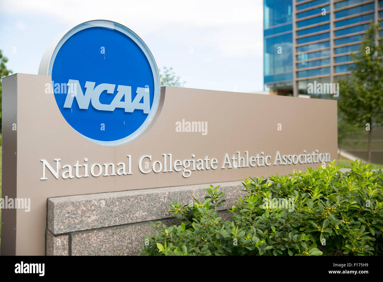 Un logo segno al di fuori della sede dell' associazione atletica collegiale nazionale (NCAA) in Indianapolis, Indiana su agost Foto Stock