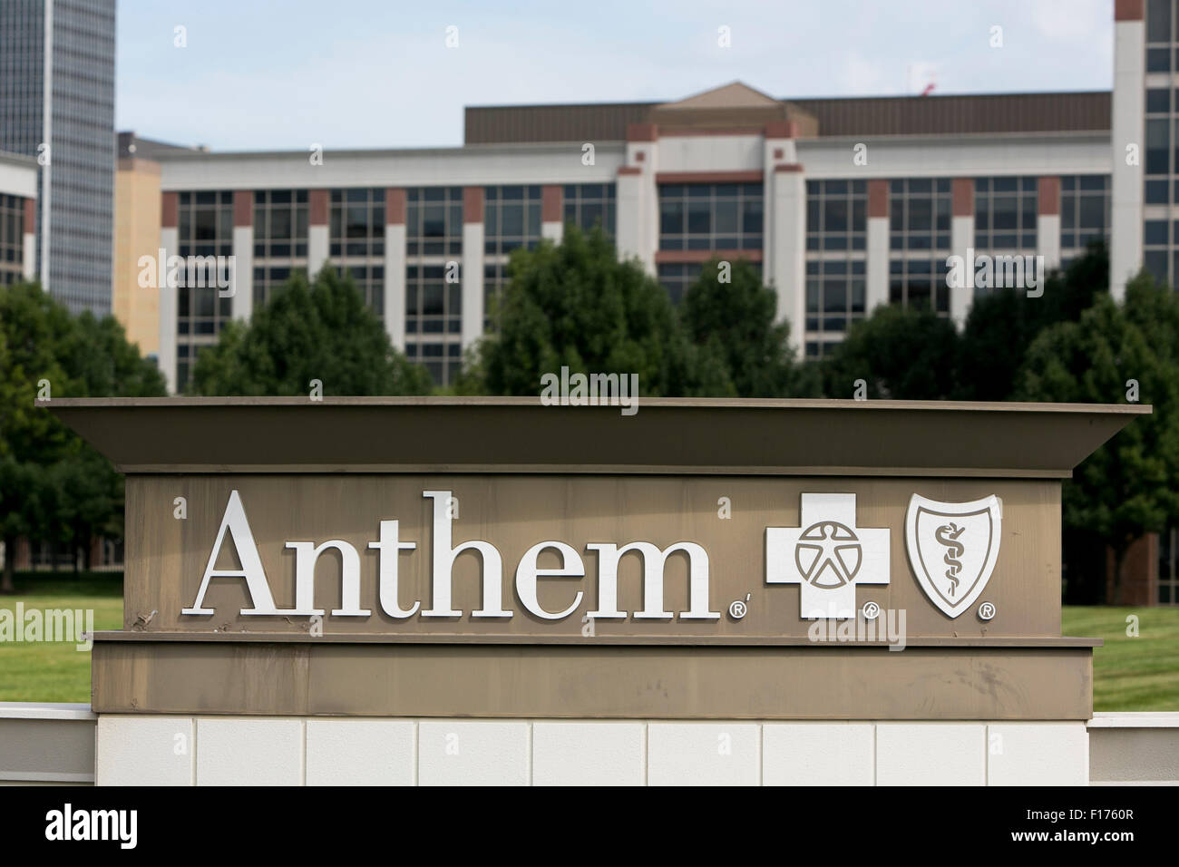 Un segno del logo al di fuori di una struttura occupata di Anthem Inc., a Indianapolis, Indiana, il 15 agosto 2015. Foto Stock