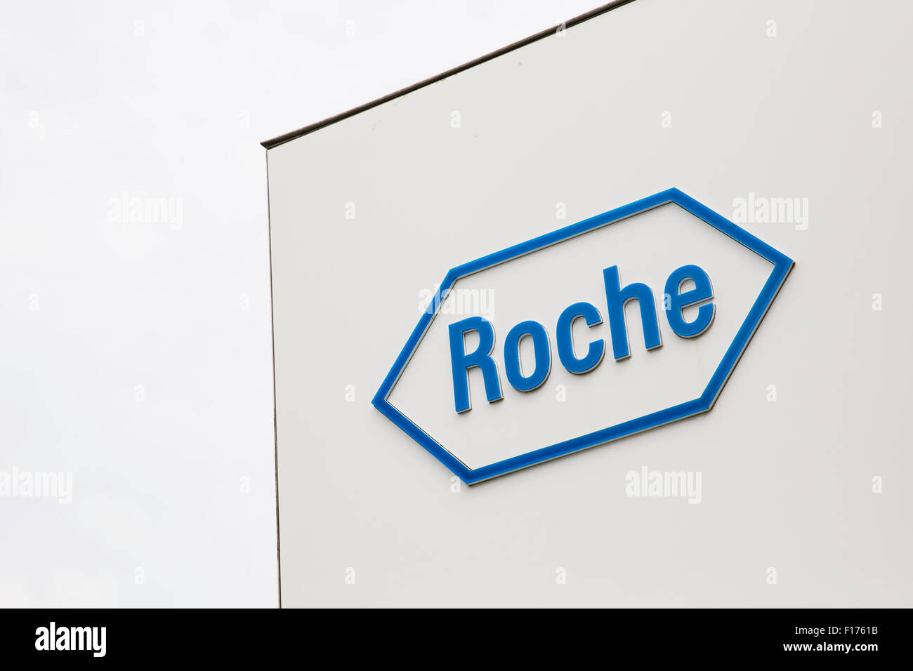 Un segno del logo al di fuori di una struttura occupata dalla Roche Diagnostics Corporation, a Indianapolis, Indiana, il 15 agosto 2015. Foto Stock