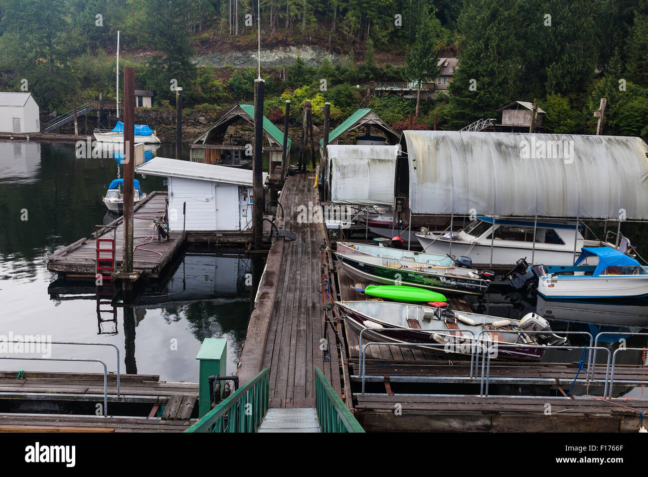Pontile galleggiante per la comunità locale per ormeggiare le loro barche in egmont, Sunshine Coast, British Columbia Foto Stock
