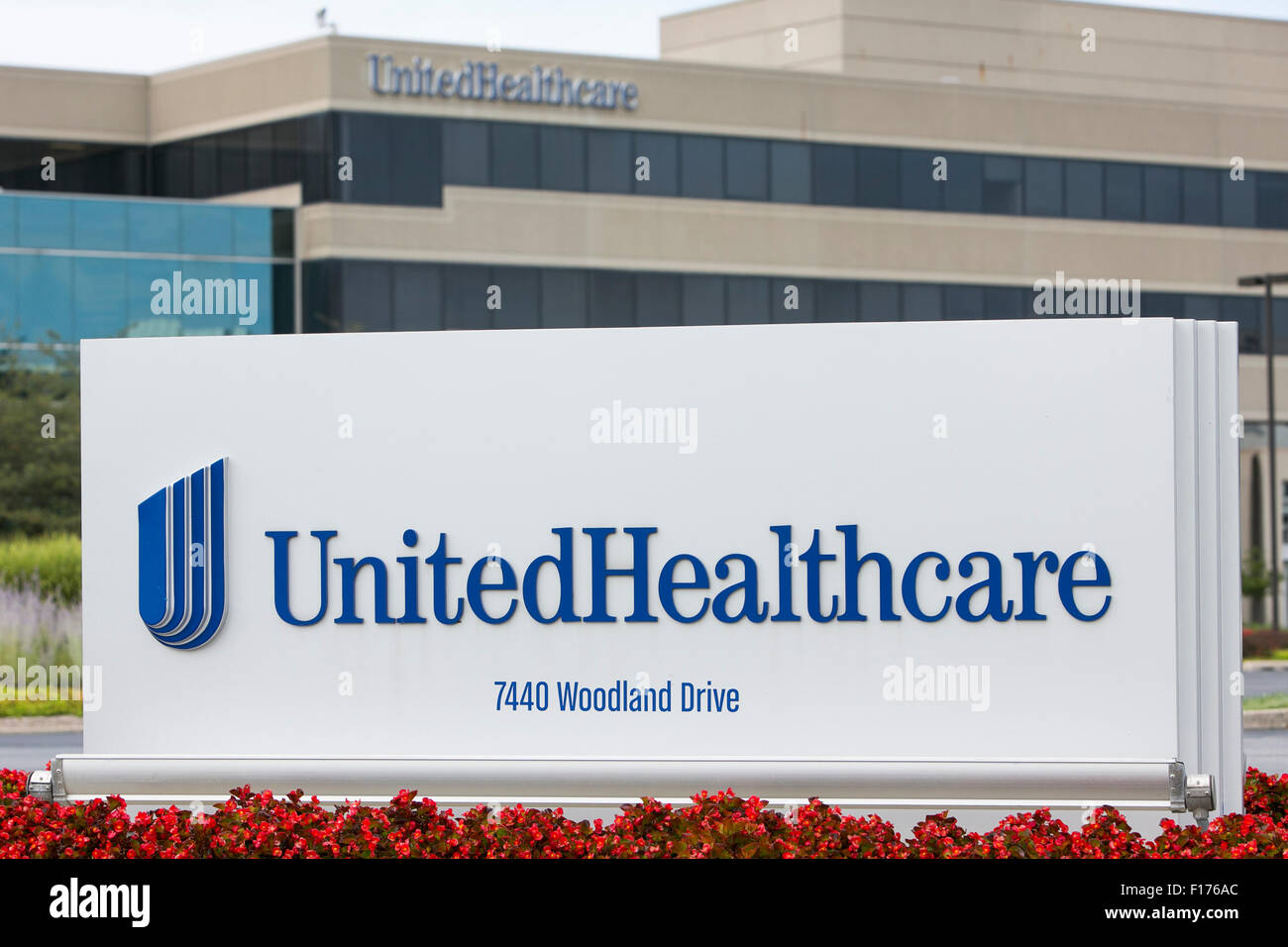 Un segno del logo al di fuori di una struttura occupata da UnitedHealthcare a Indianapolis, Indiana, il 15 agosto 2015. Foto Stock