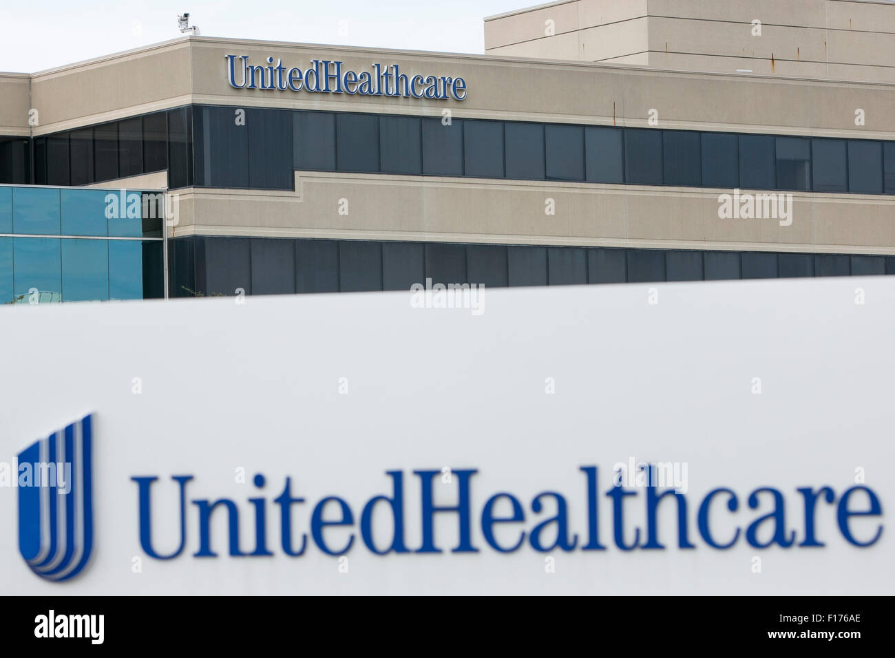 Un segno del logo al di fuori di una struttura occupata da UnitedHealthcare a Indianapolis, Indiana, il 15 agosto 2015. Foto Stock