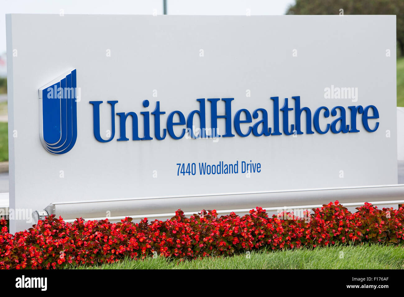 Un segno del logo al di fuori di una struttura occupata da UnitedHealthcare a Indianapolis, Indiana, il 15 agosto 2015. Foto Stock