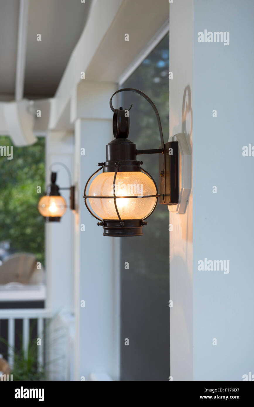 Il basso consumo energetico illuminazione sul veranda riparata in Maryland USA Foto Stock
