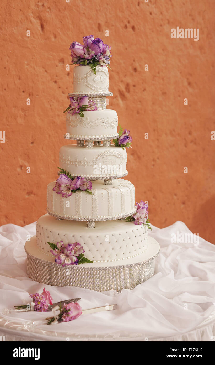 White torta nuziale decorata con fiori Foto Stock