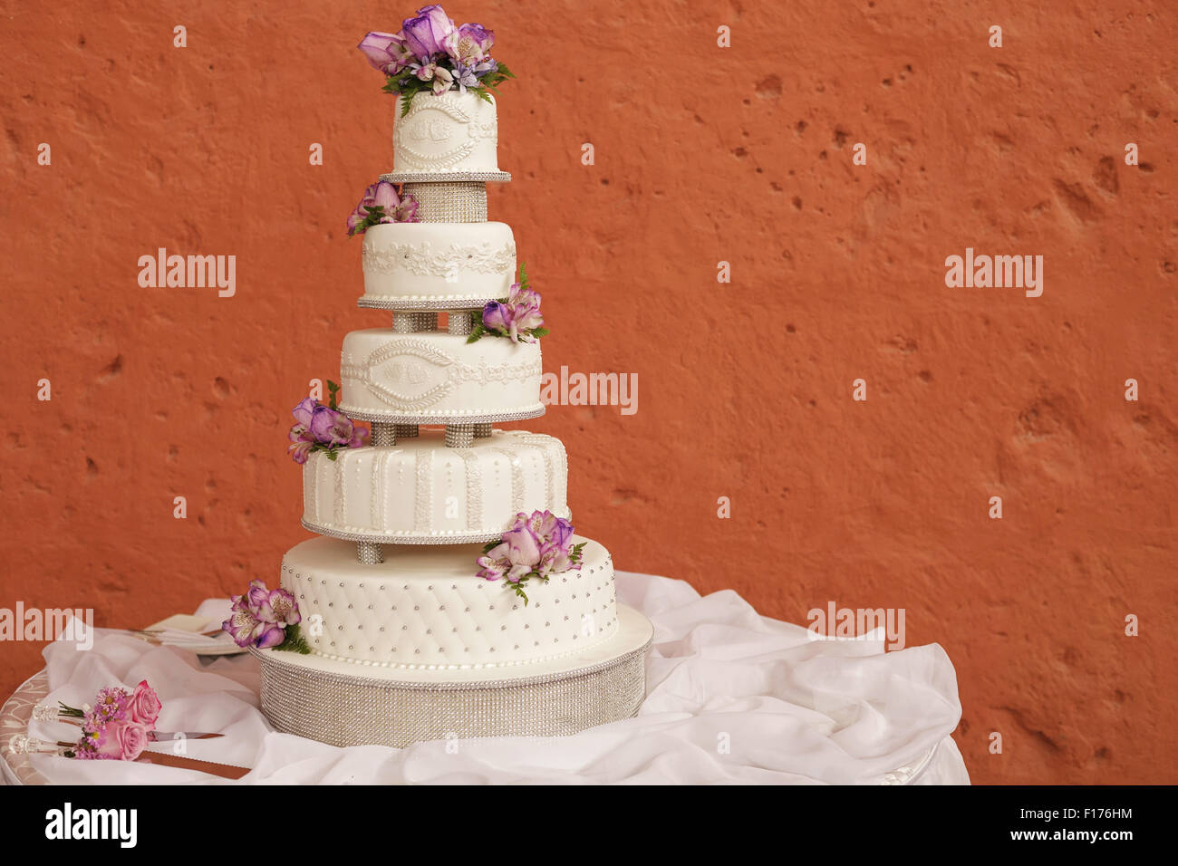 White torta nuziale decorata con fiori Foto Stock