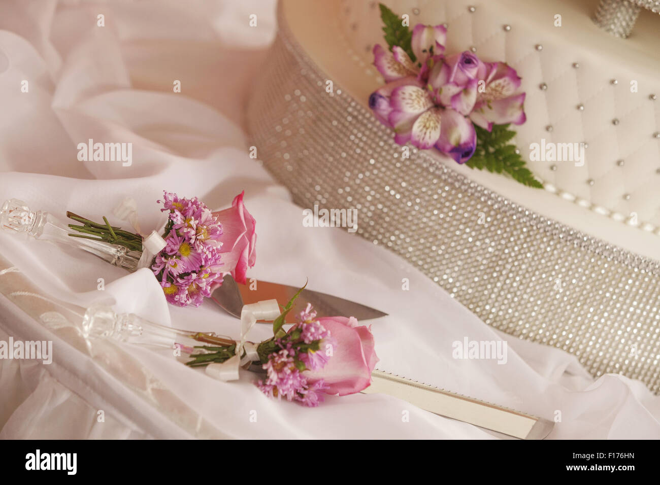 White torta nuziale decorata con fiori e set di frese Foto Stock