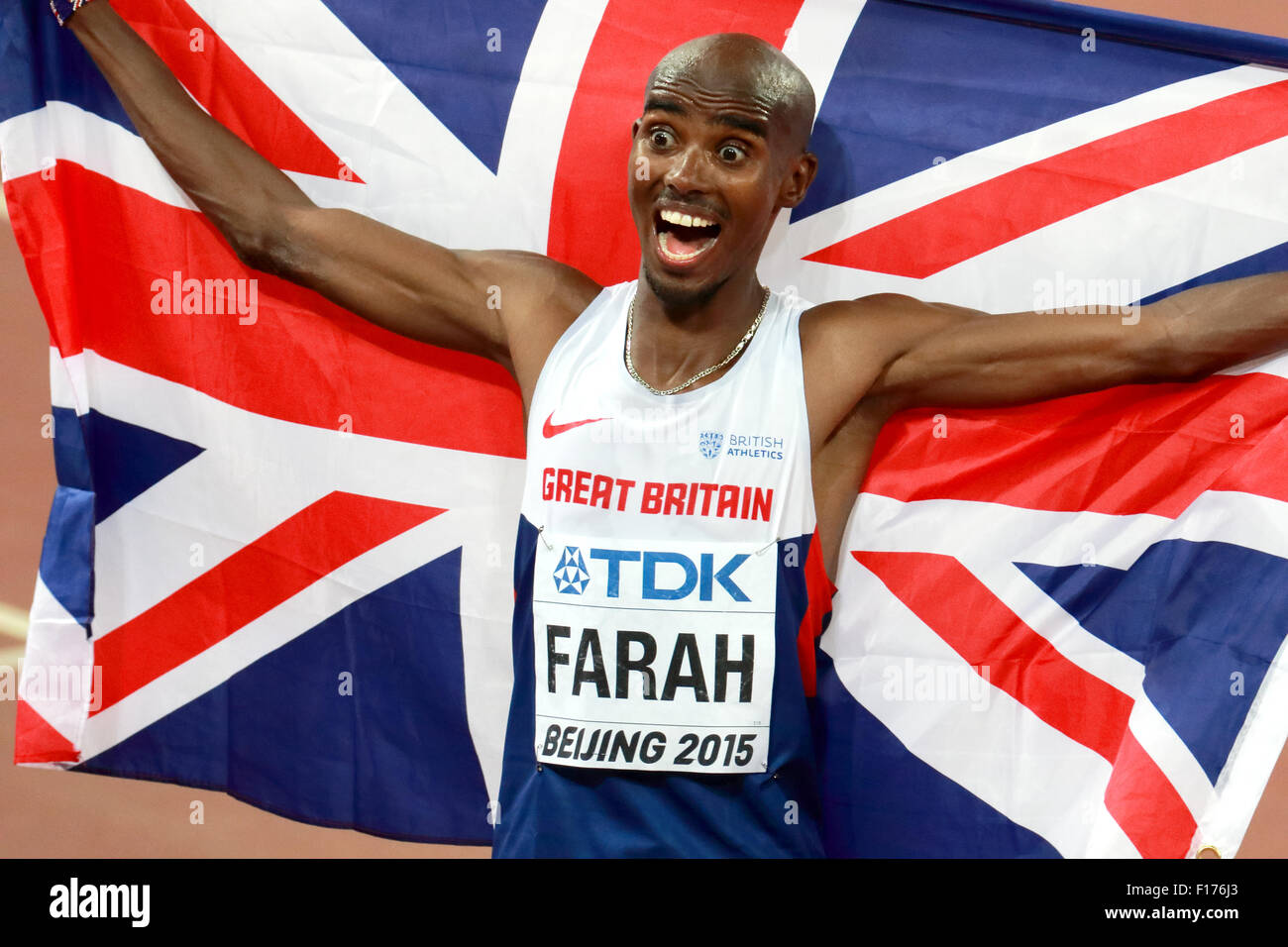 Pechino, Cina. Il 22 agosto, 2015. Mo Farah (GBR) Atletica leggera : Mohamed Farah di Gran Bretagna celebra con la sua bandiera nazionale dopo la conquista degli uomini 10000m il giorno uno del XV IAAF Campionati del Mondo di atletica leggera Pechino 2015 in Stadio Nazionale di Pechino a Pechino in Cina . Credito: Toshihiro Kitagawa/AFLO/Alamy Live News Foto Stock