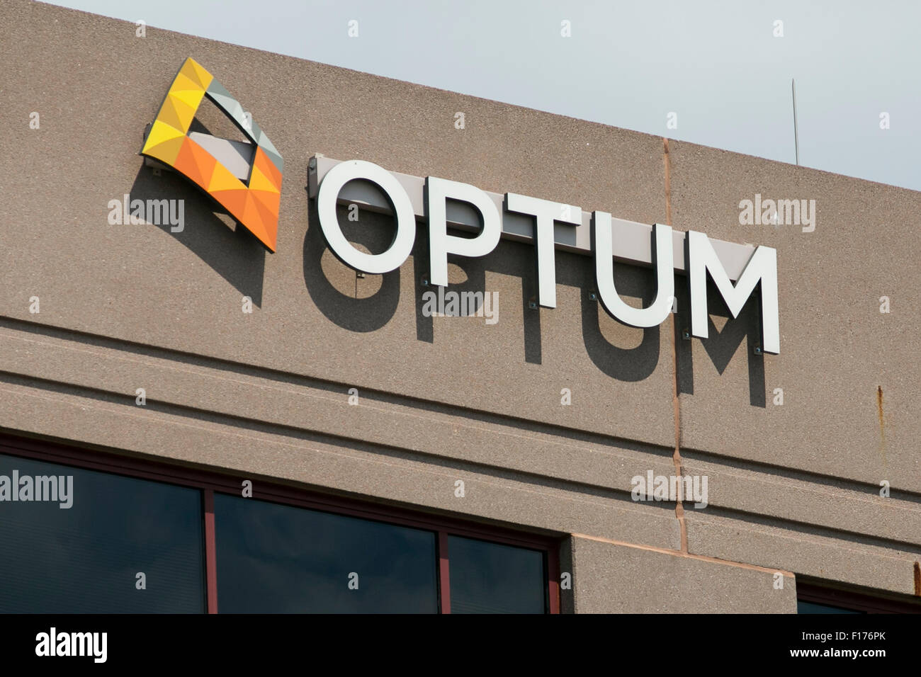 Un segno del logo al di fuori di una struttura occupata da Optum, nel Maryland Heights, Missouri il 16 agosto 2015. Foto Stock