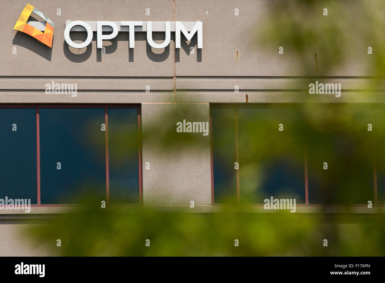 Un segno del logo al di fuori di una struttura occupata da Optum, nel Maryland Heights, Missouri il 16 agosto 2015. Foto Stock