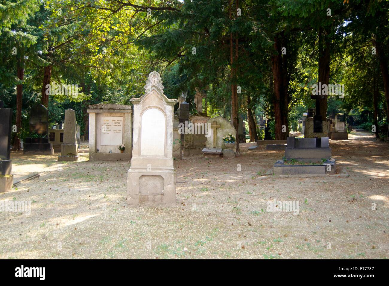 Graves cimitero epitaffio bouquet memoria monumento Foto Stock