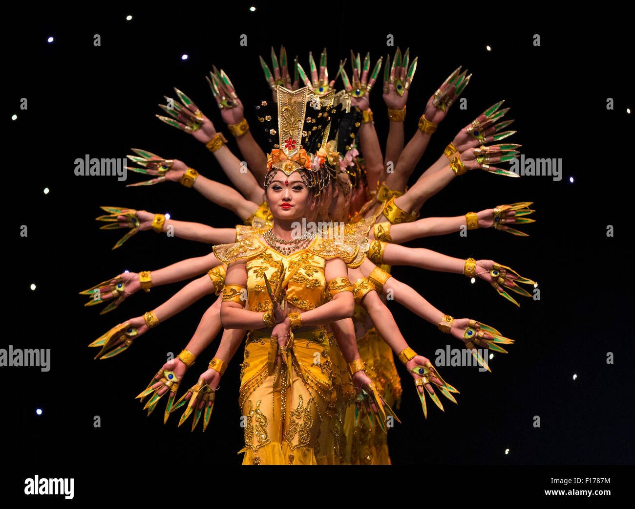 Toronto, Canada. 28 Agosto, 2015. Acrobati cinesi Yate danza & il team acrobatico eseguire la danza "Mille-mano Bodhisattva' durante la loro quotidiana mostra presso la 137Canadian National Exhibition (CNE) a Toronto in Canada, e il agosto 28, 2015. La Yate danza & il team acrobatico dalla Cina sono invitati a presentare la squisita qualità artistica della loro danza e il fasto dei loro costumi per i canadesi in questo anno il CNE dal 21 agosto al 7 settembre 7. Credito: Zou Zheng/Xinhua/Alamy Live News Foto Stock