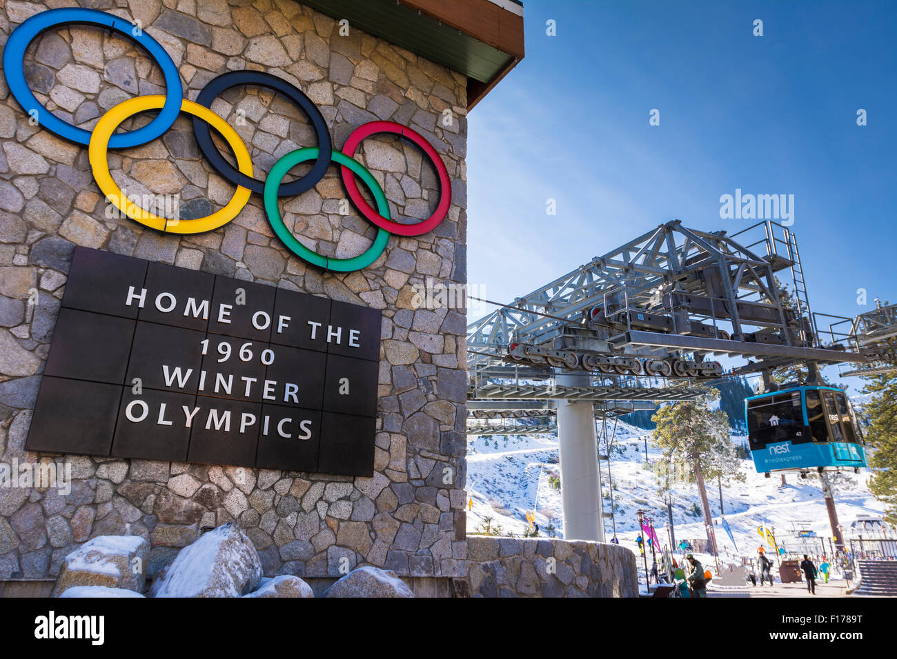 Anelli olimpici e firmare presso Squaw Valley Resort, Lake Tahoe, California Foto Stock