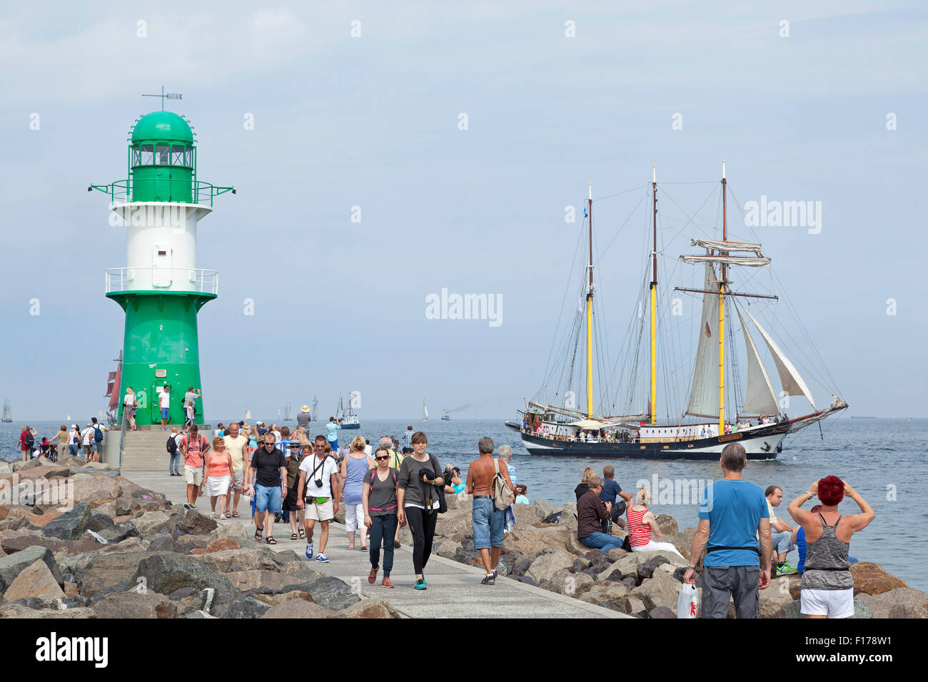 Faro alla foce del fiume Warnow, Warnemuende, Rostock, Meclemburgo-Pomerania Occidentale, Germania Foto Stock